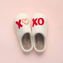 Load image into Gallery viewer, Fuzzy Slippers - XOXO - S/M
